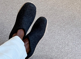 Close up picture of glerups slip-ons with calfskin leather soles in the color Charcoal grey. 