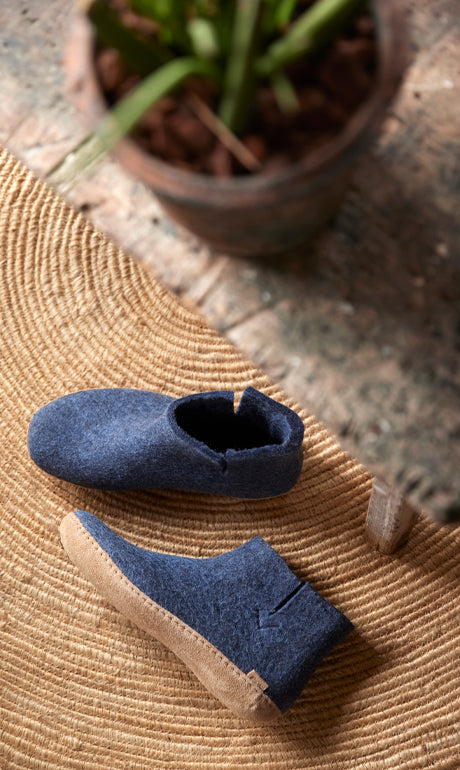 files/glerups_denim_boot_let_on_carpet_6a64c2ba-4505-40cb-bc23-fb9b300b40dc.jpg