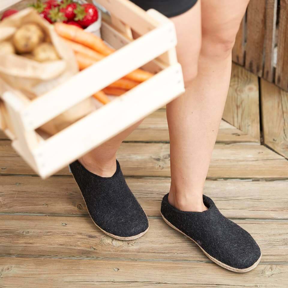 Slip-on with leather sole - Charcoal – glerups.com