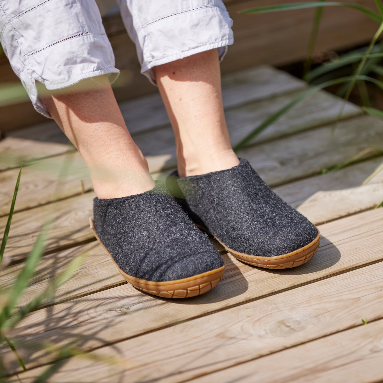 Slip on with natural rubber sole honey Charcoal glerups